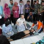 dr. Saiful Anwar saat memberikan pelatihan kepada ratusan tenaga medis. foto: suwandi/ BANGSAONLINE