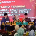 Ketua KPU Kota Kediri, Reza Cristian, saat menyerahkan surat penetapan paslon kepala daerah terpilih kepada Vinanda Prameswati. Foto: MUJI HARJITA/BANGSAONLINE