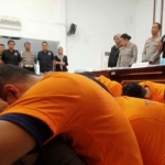 Para pelaku pesta gay saat diekspose dalam konferensi pers yang digelar Polrestabes Surabaya.
