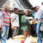 Jajaran pengurus dan anggota KWG saat memberikan bantuan kepada nenek miskin sebatang kara di Desa Lowayu, Dukun.