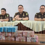 Kejaksaan Negeri Blitar saat menunjukkan uang titipan pengganti kerugian negara sebesar Rp1,1 miliar.