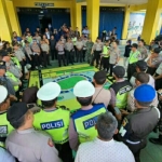 Personel keamanan saat menerima arahan Kapolres Malang terkait pengamanan laga Arema Vs Persib.