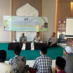 Petugas dari Satlantas Polres Probolinggo saat mengedukasi siswa untuk tertib berlalu lintas.