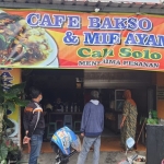 Cafe Bakso dan Mie Ayam Cah Solo, bertempat di Ruko Grand Rose Blok R 11, Desa Kemiri, Kecamatan Sidoarjo Kota.