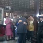 Mantan Presiden Susilo Bambang Yudhoyono berpelukan dengan Ibu Ani sambil menangis ketika sampai di kediamannya di Cikeas. Foto: detik.com