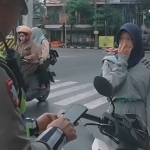 Petugas Satlantas Polres Lamongan saat melakukan tilang ETLE Handheld