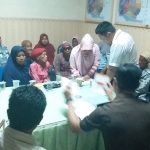 11 Warga Desa Lajing Kecamatan Arosbaya mengadu ke Kejari, diterima Kasi Intel, Rabu (31/07). foto: FAUZI/ BANGSAONLINE