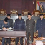 Gubernur Jawa Timur, Soekarwo disaksikan pimpinan DPRD Jatim menandatangani berita acara pengesahan perda Trantibmumlinmas. foto: ist