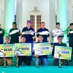 Wakil Wali Kota Pasuruan Adi Wibowo (tiga dari kanan) bersama para pemenang festival bandeng jelak.