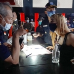 Salah satu pengunjung karaoke yang diduga mengonsumsi narkotika karena hasil tes urinenya positif, saat dimintai keterangan petugas BNNK.