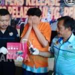 Petugas menunjukan barang bukti dan tersangka yang diamankan di mapolres Tanjung Perak Surabaya. ft:ekoyono/ BANGSAONLINE