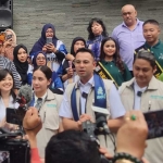 Raffi Ahmad, Utusan Khusus Presiden RI pada Bidang Pembinaan Generasi Muda dan Pekerja Seni, memberikan keterangan usai kunjungan ke KEK Singhasari.