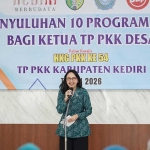 Ketua TP PKK Kabupaten Kediri saat memberi sambutan.