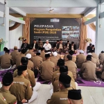 Ratusan santri saat foto bersama sebelum diberangkatkan untuk mengabdi ke sejumlah daerah.