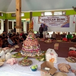 Warga Desa Kepatihan Kecamatan Menganti saat menggelar sedekah bumi. Foto: Ist. 