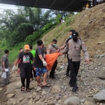 Petugas saat mengevakuasi jasad korban yang ditemukan di bawah Jembatan Trisula, Kademangan, Blitar.