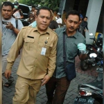 Plt Kepala BPPKAD M. Muktar dikawal petugas Kejari Gresik usai terkena OTT. foto: SYUHUD/ BANGSAONLINE
