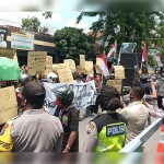 Puluhan demostran menggeruduk Polres Ponorogo menolak kasus dugaan pelanggaran pemilu oleh 14 kades di Kecamatan Jetis di-SP3.