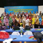 Para peserta Bimtek “Penyelenggaraan Pendidikan Keluarga Tahun 2019” foto bersama para narasumber usai acara.