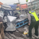 Petugas Satlantas Polresta Sidoarjo saat melakukan olah TKP di lokasi kecelakaan yang melibatkan Bus Sinar Mandiri Mulya, truk, dan pikap.