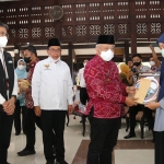 Bupati Malang H. M. Sanusi menyerahkan santunan dari Bank Jatim secara simbolis kepada keluarga korban tragedi Kanjuruhan.