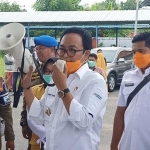 Bupati Baddrut Tamam saat memantau kedatangan para Santri PP Nurul Jadid Paiton Probolinggo di terminal barang Pamekasan.