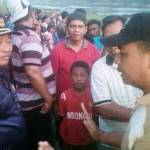 Bupati Saiful Ilah (kiri) mendapat penjelasan dari warga saat mengunjungi lokasi munculnya buaya Kali Porong. Foto: agus HP/BANGSAONLINE