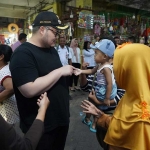 Bupati Kediri Hanindhito Himawan Pramana menyapa seorang balita yang ingin bersalaman usai dialog dengan pedagang. Foto: Ist.