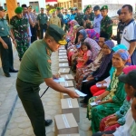 Pangdam saat memberikan santunan dan bingkisan terhadap fakir miskin.