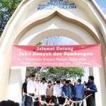 Fahri Hamzah berziarah dan meresmikan Gapura Makam Syekh Umar Sumbawa yang terletak di Ujung Timur Surabaya. (foto: ist)