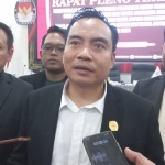 Ketua KPU Kabupaten Mojokerto, Afnan Hidayat saat memberi keterangan kepada awak media