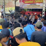 Bincang seputar kamtibmas bertajuk Sahabat Curhat yang digelar Polsek Sedati dengan warga nelayan Desa Gisik Cemandi.