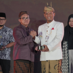 VP Komunikasi Korporat Petrokimia Gresik, Rama Yusron Harbiansyah (dua dari kanan) menerima penghargaan Platinum Winner  pada Ajang PRIA 2025. Foto: Ist.