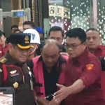 Dadan Hindayana mengenakan rompi tahanan Kejagung