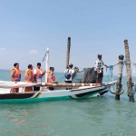 Para nelayan dari Desa Kwanyar Barat, Kecamatan Kwanyar, Bangkalan, saat mengadu ke petugas.