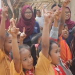 Para siswa-siswi SDN Sucopangepok 5 kedatangan tamu dari Komunitas Generasi Baru Indonesia (GenBI) Jember.