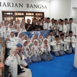 Para santri aktivis pers MBI PP Amanatul Ummah foto bersama dengan CEO HARIAN BANGSA dan BANGSAONLINE, M.Mas’ud Adnan, Pemimpin Redaksi, Nur Syaifudin, Redaktur Pelaksana, Maulana di kantor HARIAN BANGSA dan BANGSAONLINE Jl Cipta Menanggal I/35 Surabaya, Selasa (9/6/2026). Foto: HARIAN BANGSA 