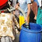Warga korban kekeringan menerima bantuan air bersih. foto: syuhud/BANGSAONLINE