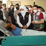Gubernur Jawa Timur Khofifah Indar Parawansa saat mengunjungi korban tragedi stadion Kanjuruhan Malang. Foto: Humas Pemprov Jatim