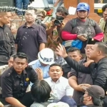 Fuad Bernardi dari Fraksi PDI Perjuangan disiram air oleh Mahasiswa, Jumat (21/2/2025)