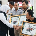 Gubernur Khofifah saat menyalurkan bantuan sosial untuk masyarakat di Kabupaten Malang.