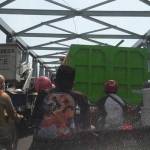 Kemacetan panjang di Jembatan Sembayat ketika petugas DPU perbaiki JPU. foto: syuhud/ bangsaonline