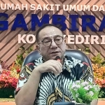 Direktur RSUD Gambiran Kota Kediri, dr.Aditya Bagus Djatmiko saat menggelar jumpa pers di RSUD Gambiran Kota Kediri. Foto: Uji