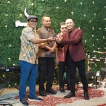 Bupati Baddrut Tamam bersama Sekdakab Totok Hartono dan Ali Zaen dalam grand opening Cafe dan Fitness Bani.