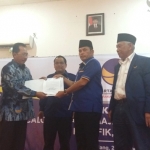 Kandidat calon Bupati H. Rofik menerima rekomedasi dari Bappilu DPP Partai Nasdem DR. Efendy Choirie di Hotel Prima Lumajang.