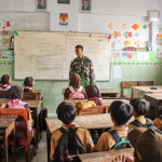 Praka Dodik saat memberikan materi wawasan kebangsaan kepada siswa Madrasah Ibtidaiyah (MI) Al-Munir. Foto: Ist.