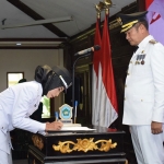 Bupati Lamongan, Yuhronur Efendi, saat melantik kepala desa di Pendopo Lokatantra.