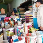 CEK STOK BERAS: Bambang Haryo Soekartono (BHS) berdialog dengan pedagang beras di Pasar Larangan, Sidoarjo, Rabu (28/4/2021). foto: MUSTAIN/ BANGSAONLINE