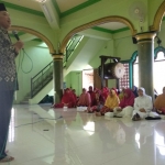 Sukardiono, Ketua Takmir Masjid Al-Hidayah saat memberikan tausyiah ke ibu-ibu di dalam masjid.