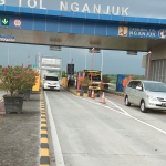 Kondisi Exit Tol Nganjuk pada H-8 masih terlihat lengang. foto: BAMBANG/ BANGSAONLINE